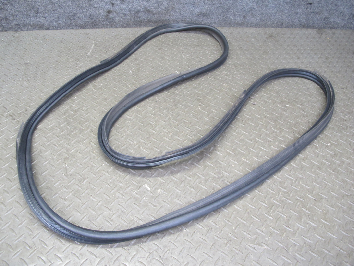 01-06 Lexus UCF30L LS430 Rear Trunk Lid Weatherstrip Rubber Seal OEM