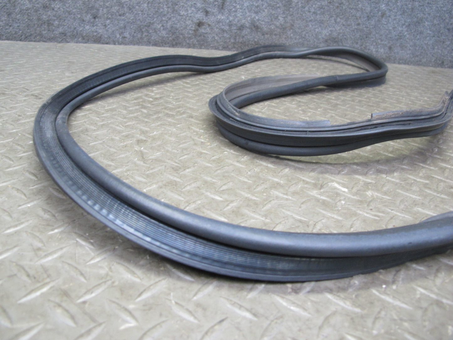 01-06 Lexus UCF30L LS430 Rear Trunk Lid Weatherstrip Rubber Seal OEM