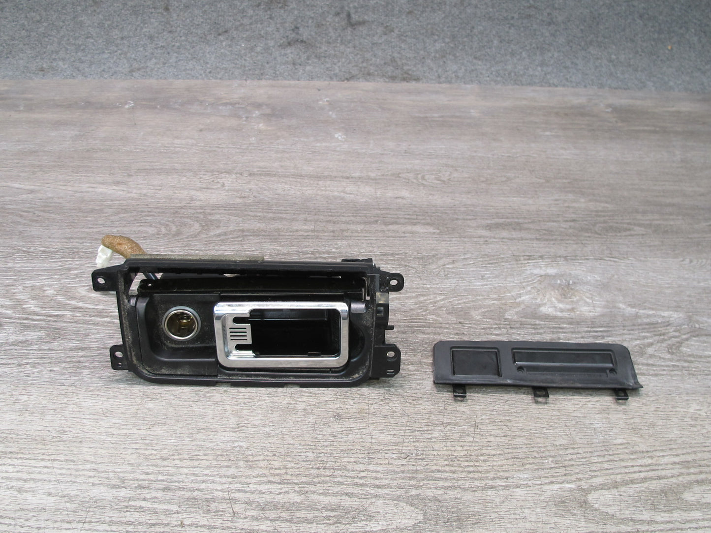 01-06 Lexus UCF30 LS430 Center Console Ashtray w Cover Bracket OEM