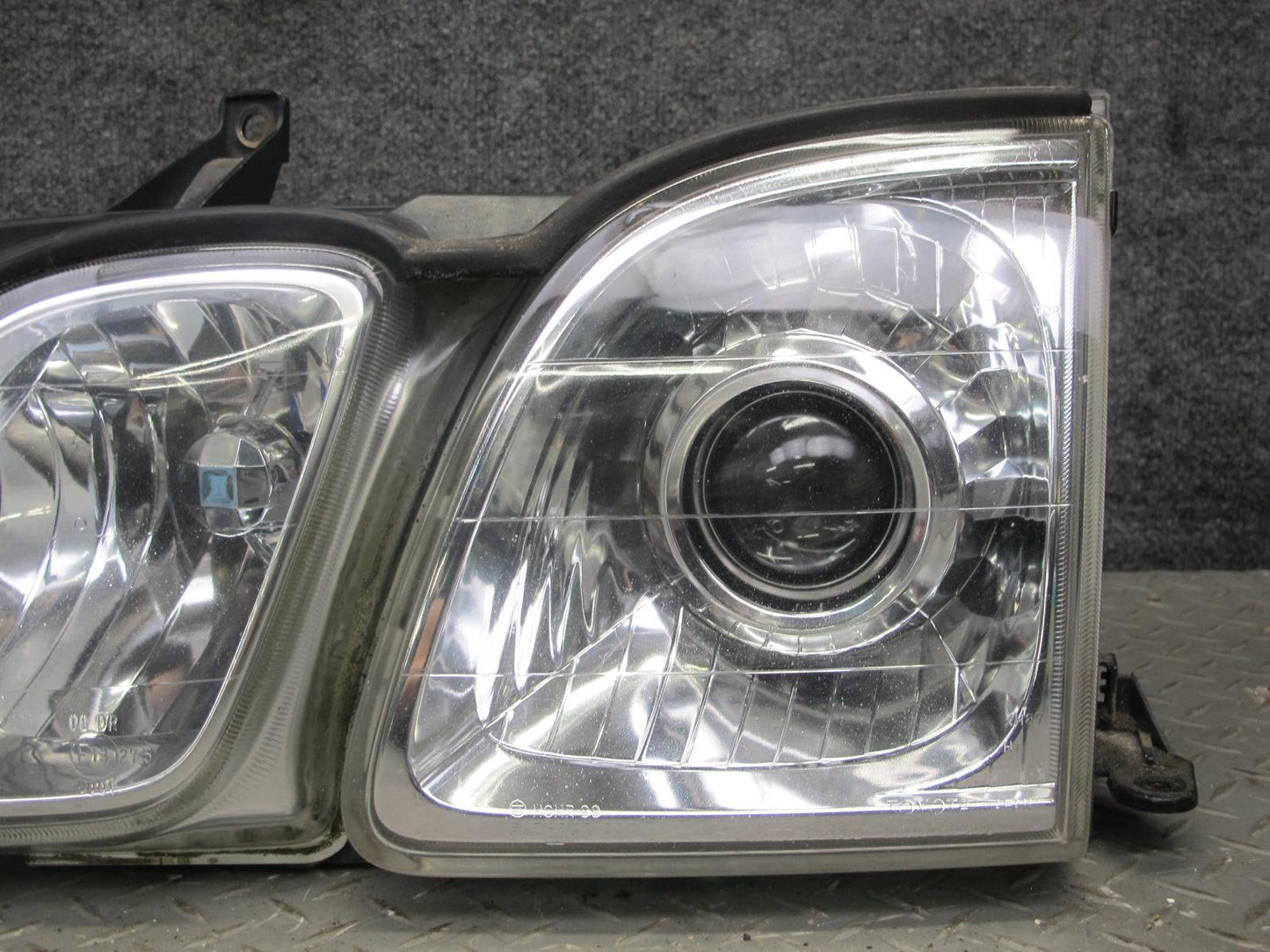 1998-2002 Lexus LX470 Front Left Driver Side Halogen Headlight Lamp