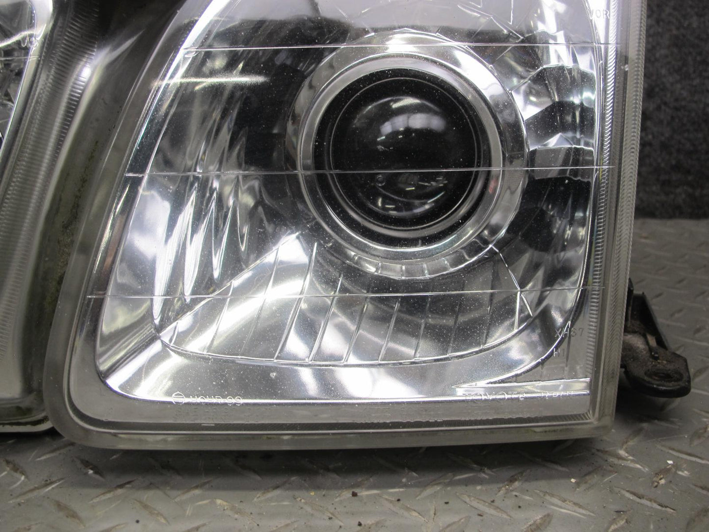 1998-2002 Lexus LX470 Front Left Driver Side Halogen Headlight Lamp