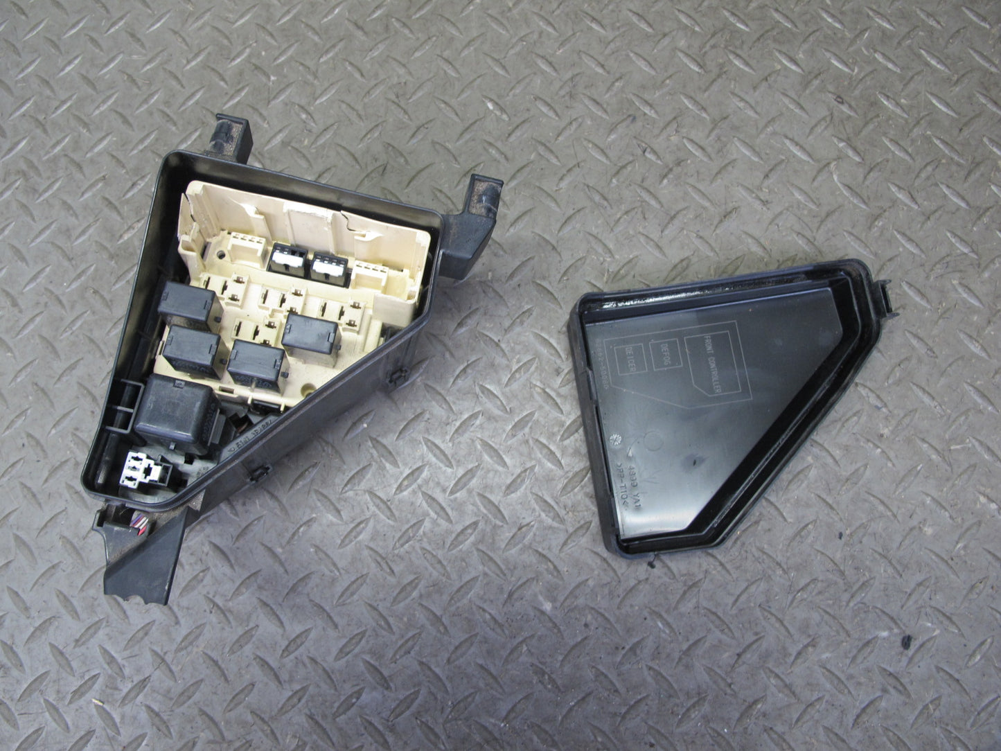 04-06 Lexus UCF30L LS430 Front Left Underhood Relay Fuse Box OEM