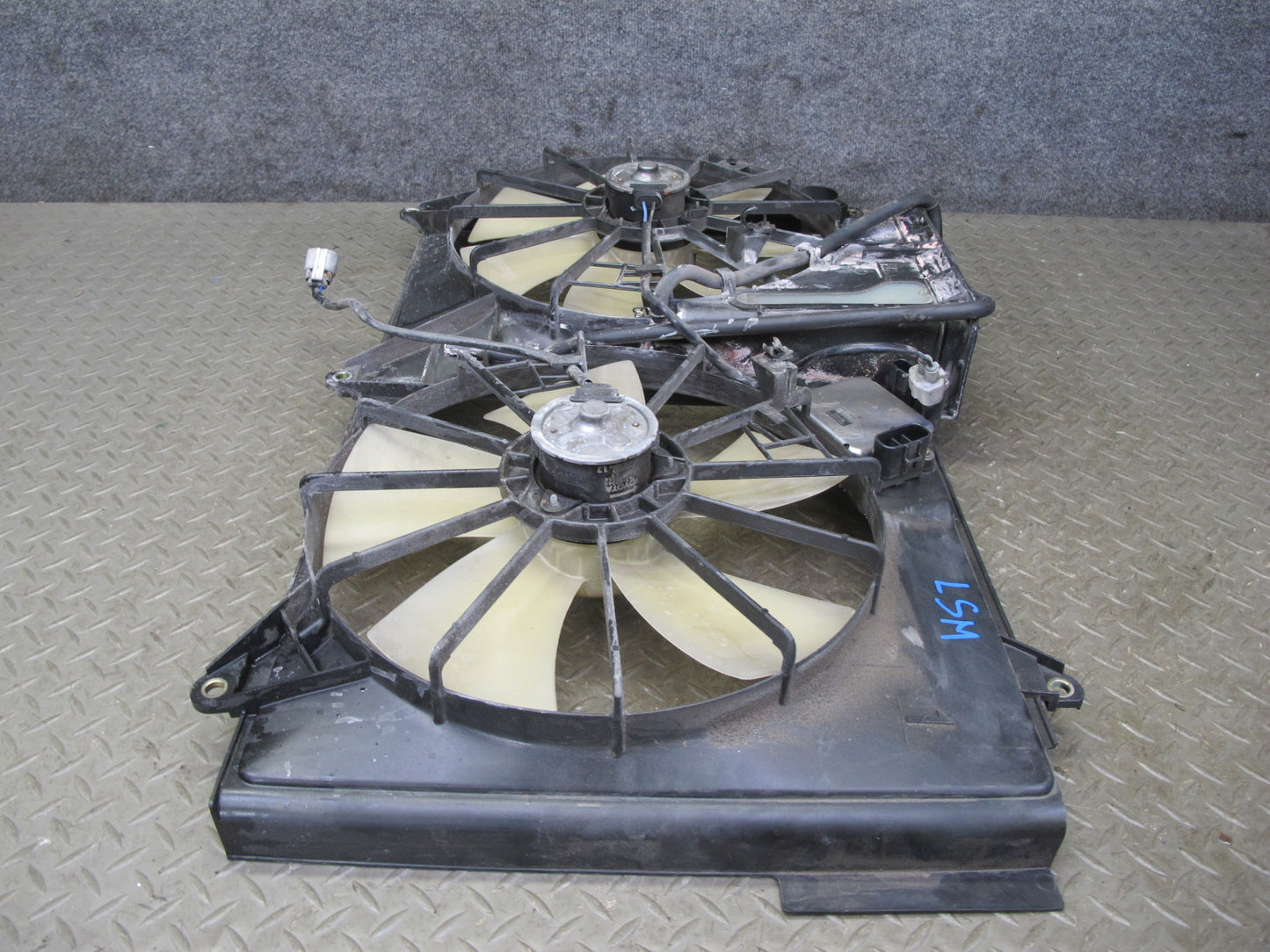 01-06 Lexus UCF30L LS430 Engine Radiator Cooling Motor Fan Shroud w Module OEM
