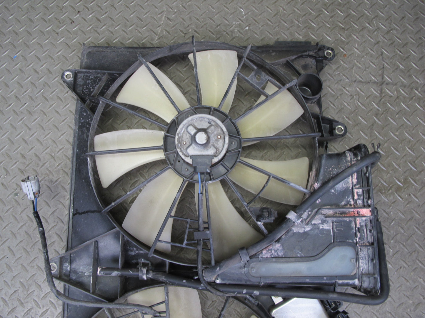 01-06 Lexus UCF30L LS430 Engine Radiator Cooling Motor Fan Shroud w Module OEM