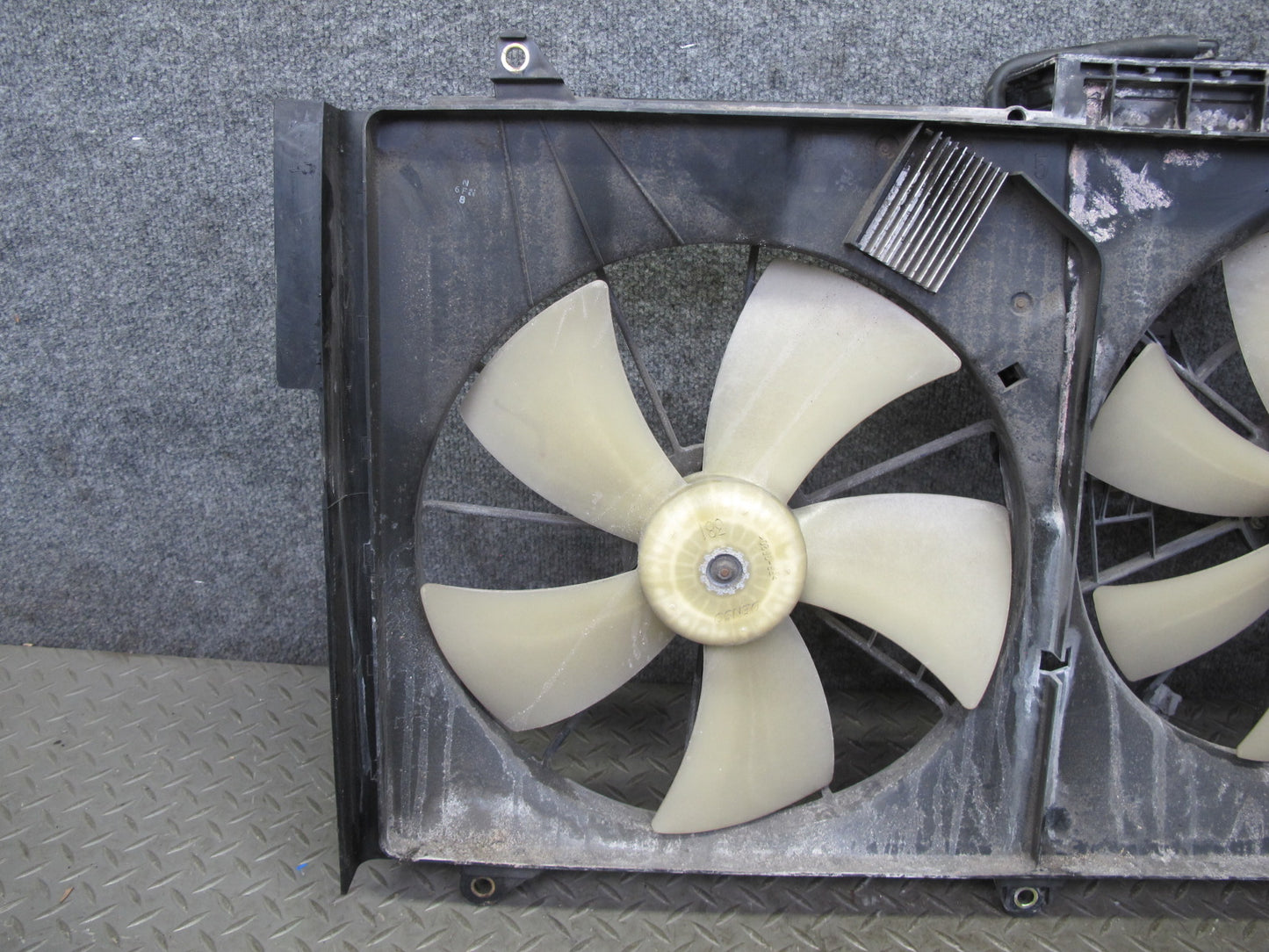 01-06 Lexus UCF30L LS430 Engine Radiator Cooling Motor Fan Shroud w Module OEM