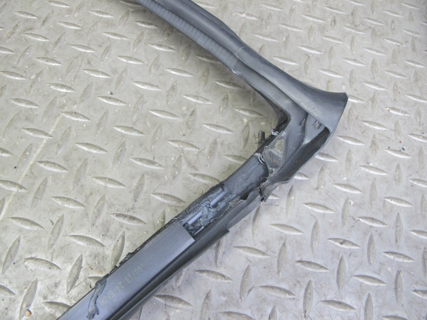 96-02 BMW E36/7 Z3 Roadster Windshield Weatherstrip Rubber Seal OEM