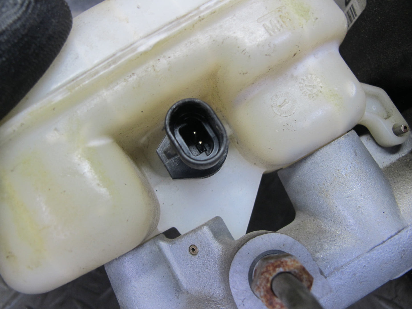98-04 Chevrolet Corvette C5 Brake Master Cylinder Booster Fluid Reservoir OEM