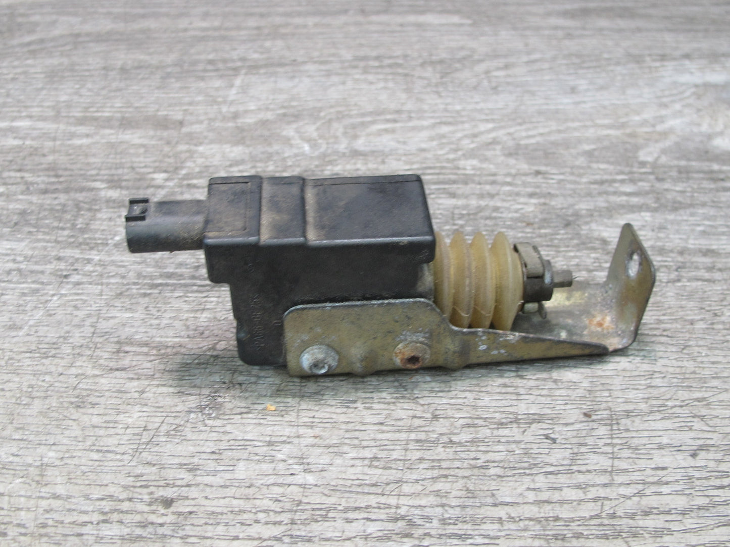 00-02 BMW E36/7 Z3 Fuel Door Lid Actuator 8410575 OEM