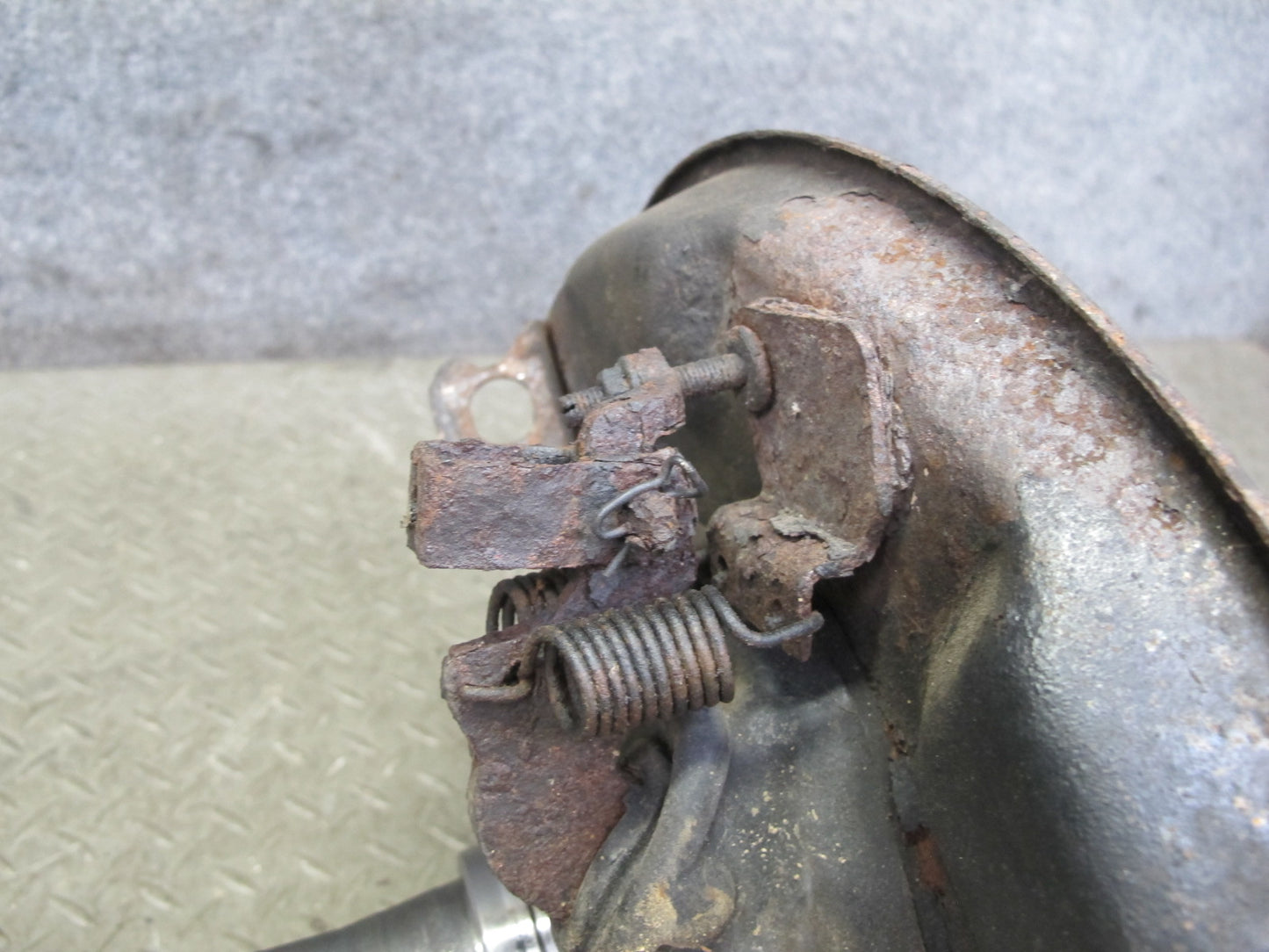 1998-2002 Lexus J100 LX470 Rear Right Passenger Side Spindle Knuckle Wheel Hub