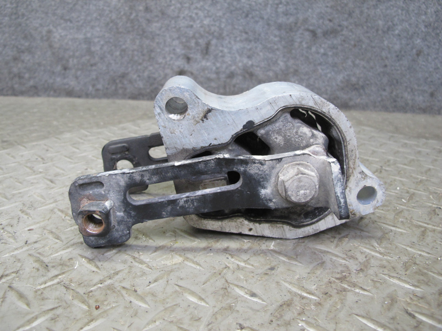 2014-2017 Infiniti QX60 2.5L Hybrid Rear Engine Motor Mount Bracket