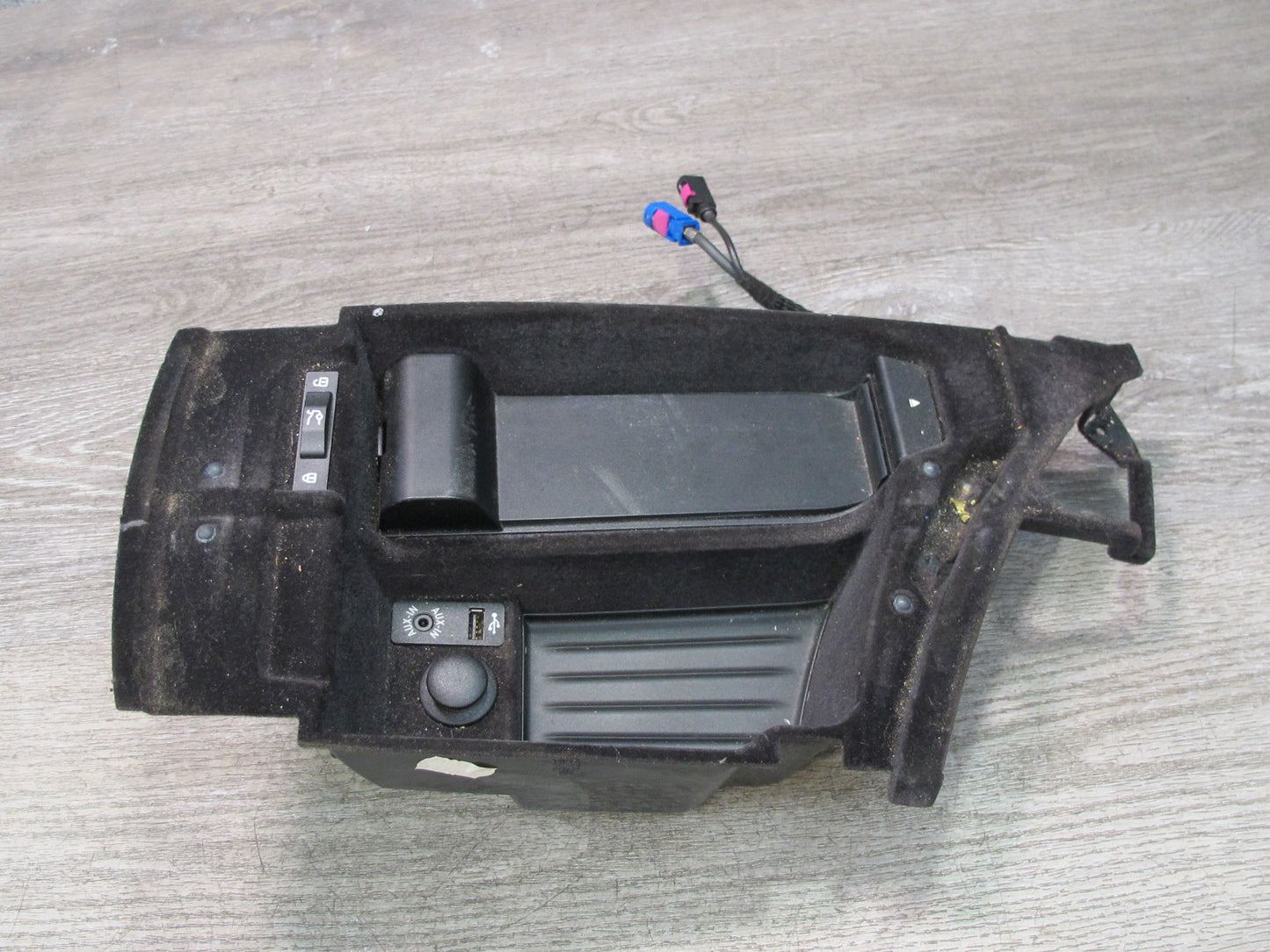 11-16 BMW F10 5-SERIES 550i Center Console Armrest Storage w AUX & Lighter OEM