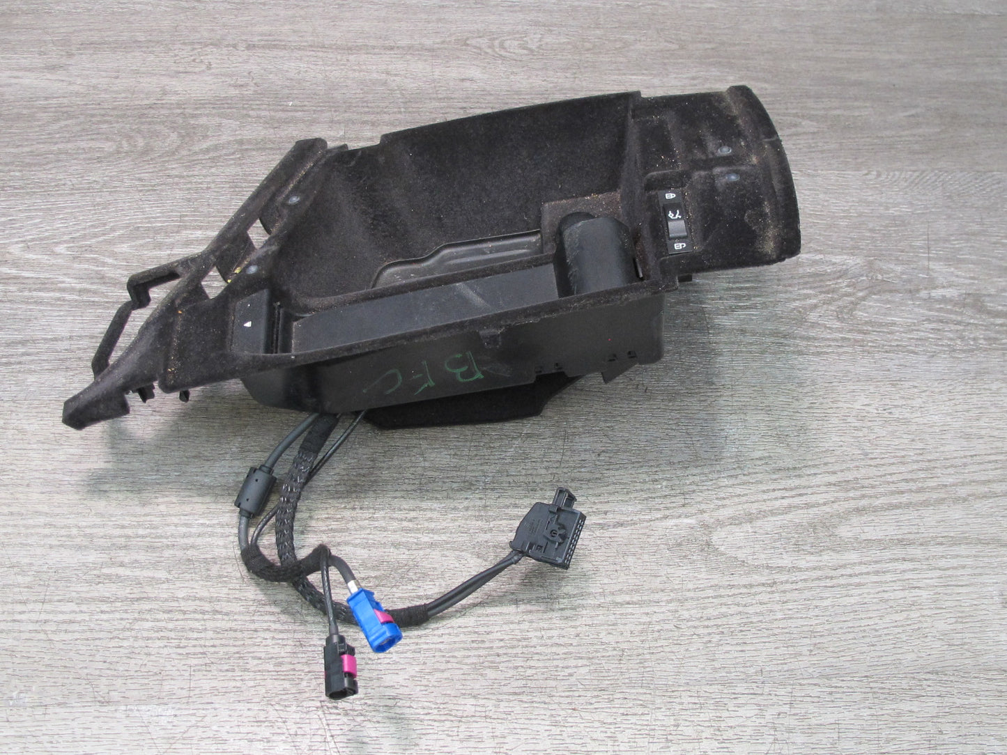 11-16 BMW F10 5-SERIES 550i Center Console Armrest Storage w AUX & Lighter OEM