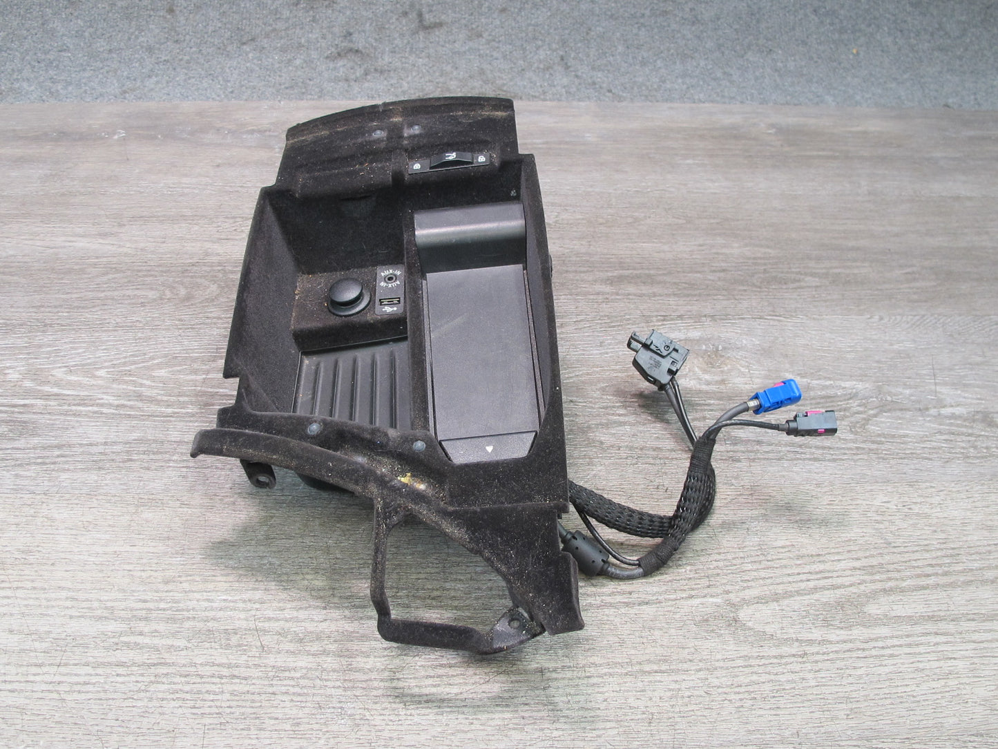 11-16 BMW F10 5-SERIES 550i Center Console Armrest Storage w AUX & Lighter OEM