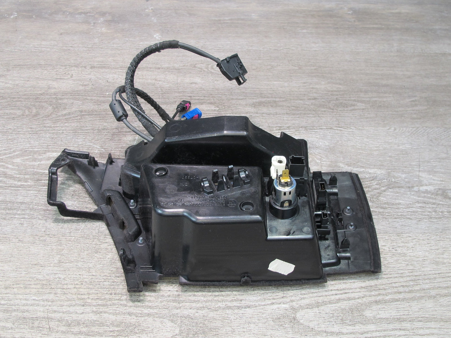 11-16 BMW F10 5-SERIES 550i Center Console Armrest Storage w AUX & Lighter OEM