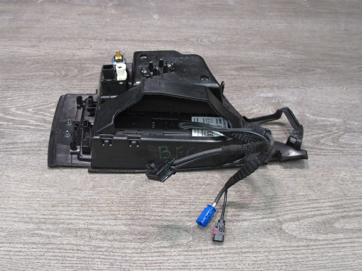 11-16 BMW F10 5-SERIES 550i Center Console Armrest Storage w AUX & Lighter OEM