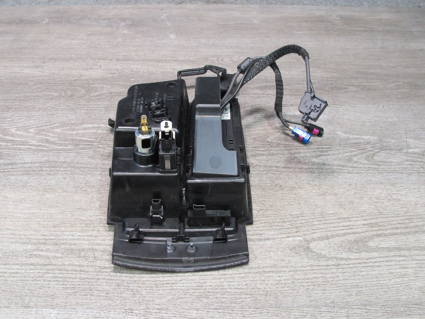 11-16 BMW F10 5-SERIES 550i Center Console Armrest Storage w AUX & Lighter OEM