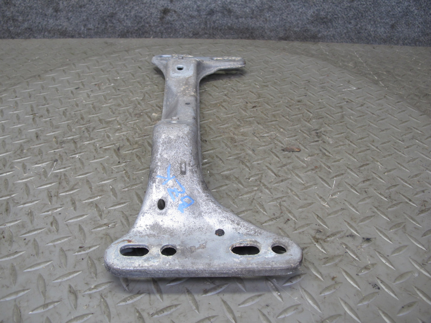 96-02 BMW E36/7 Z3 M/T Manual Transmission Crossmember Mount 1136498 OEM