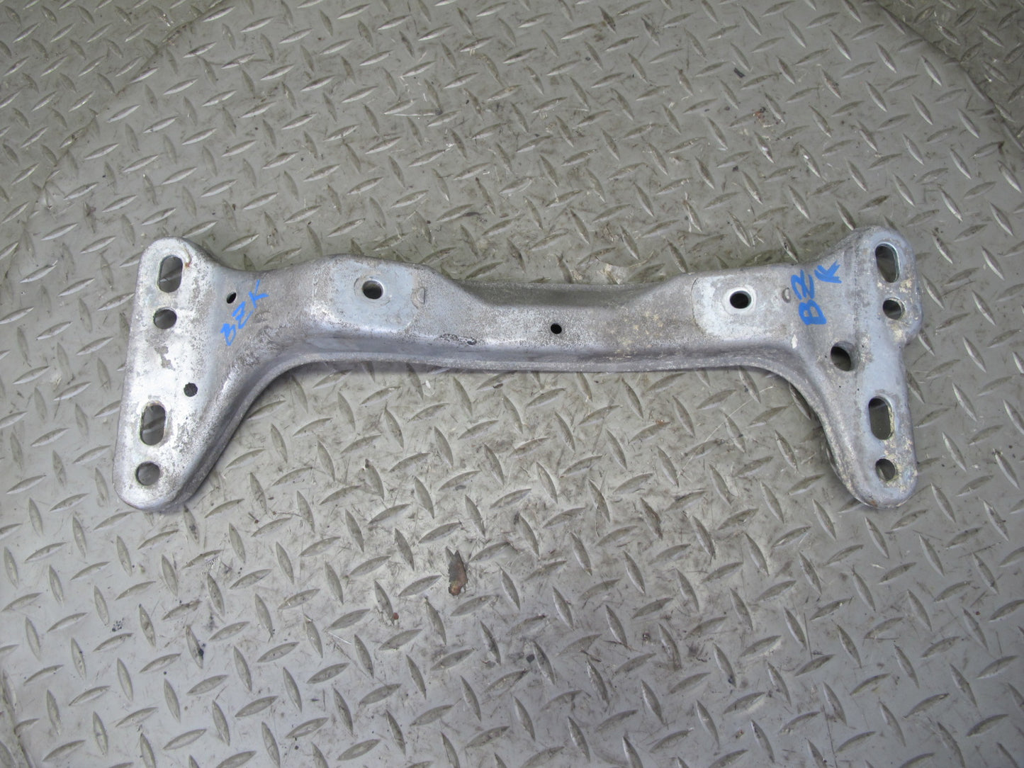 96-02 BMW E36/7 Z3 M/T Manual Transmission Crossmember Mount 1136498 OEM