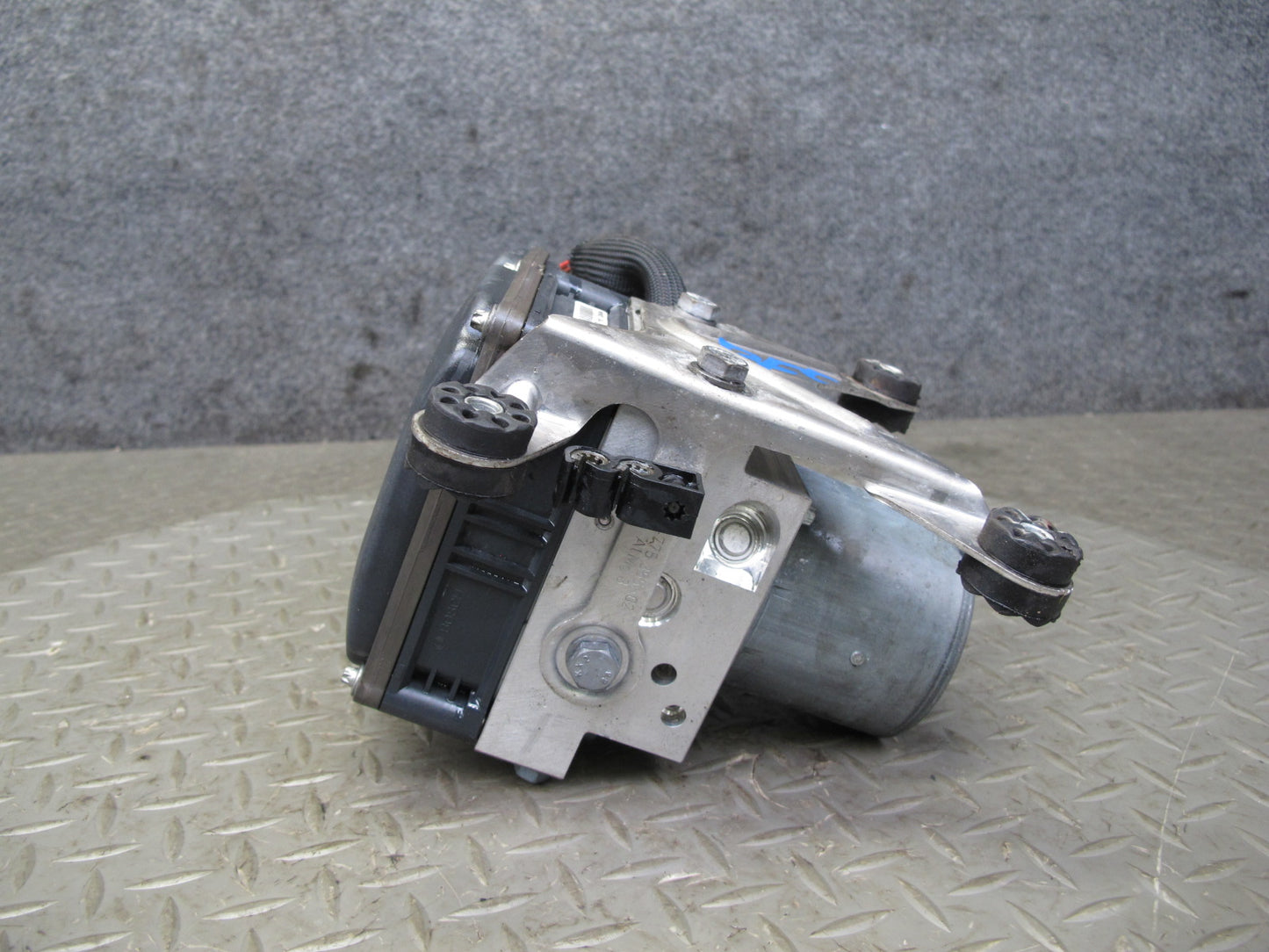 11-13 BMW F10 550i AWD DSC ABS Anti Lock Brake Pump Control Module 6852820 OEM