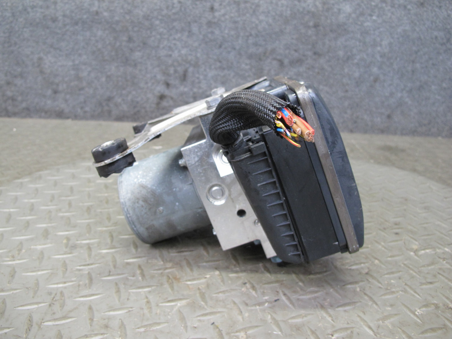 11-13 BMW F10 550i AWD DSC ABS Anti Lock Brake Pump Control Module 6852820 OEM