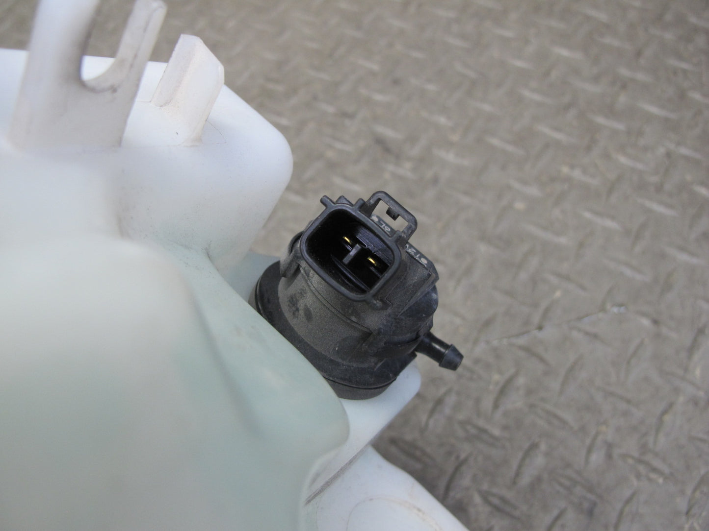 06-15 Lexus GSE20L IS350 IS250 Windshield Washer Fluid Reservoir Tank w Pump OEM