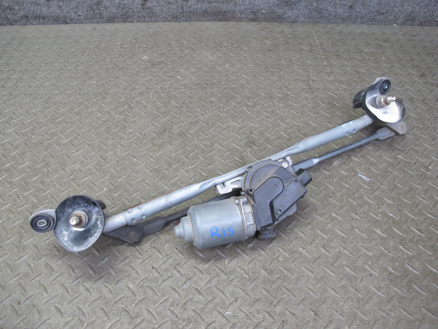 06-11 Lexus GSE20L IS350 IS250 Windshield Wiper Transmission Linkage w Motor OEM
