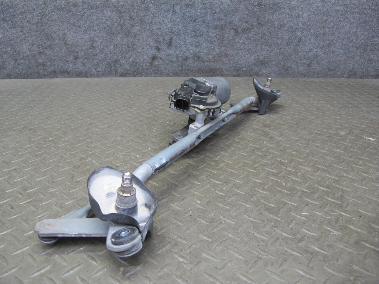06-11 Lexus GSE20L IS350 IS250 Windshield Wiper Transmission Linkage w Motor OEM