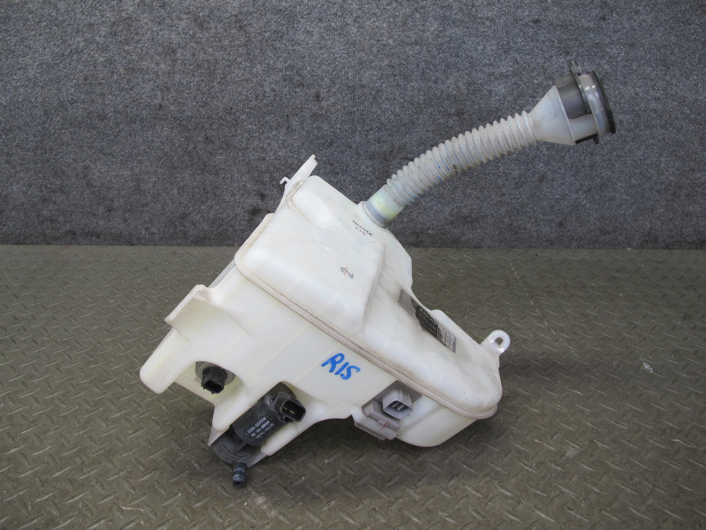 06-15 Lexus GSE20L IS350 IS250 Windshield Washer Fluid Reservoir Tank w Pump OEM