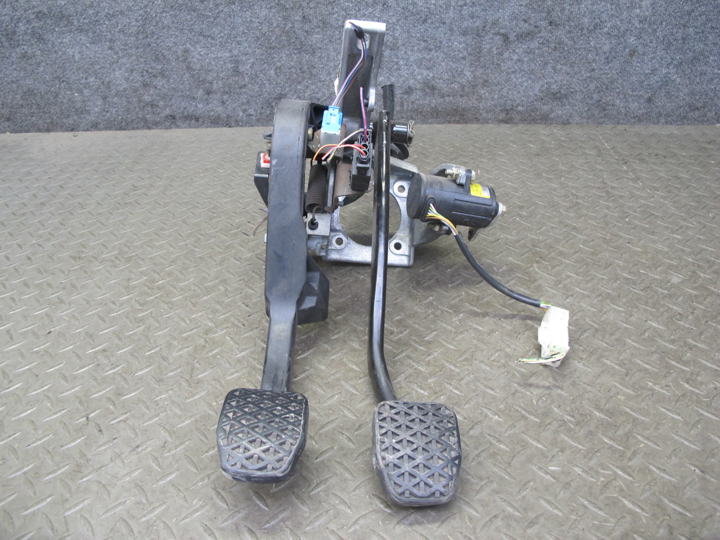 01-02 BMW E36/7 Z3 M54 M/T Gas Brake Clutch Pedal w Sensor & Clutch Cylinder OEM