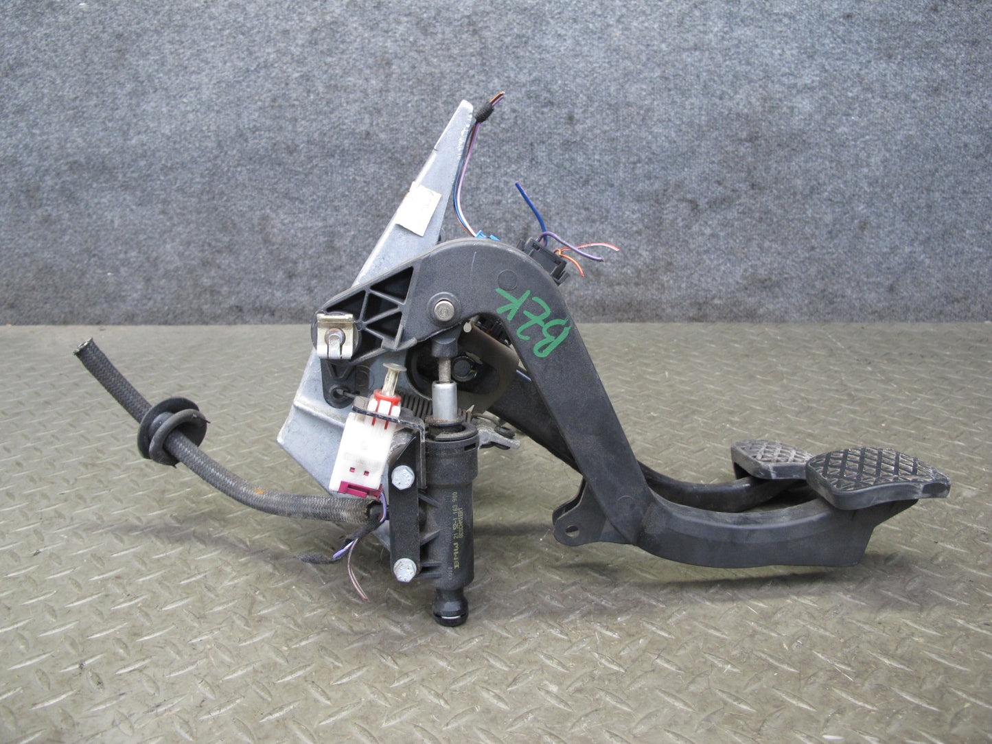 01-02 BMW E36/7 Z3 M54 M/T Gas Brake Clutch Pedal w Sensor & Clutch Cylinder OEM