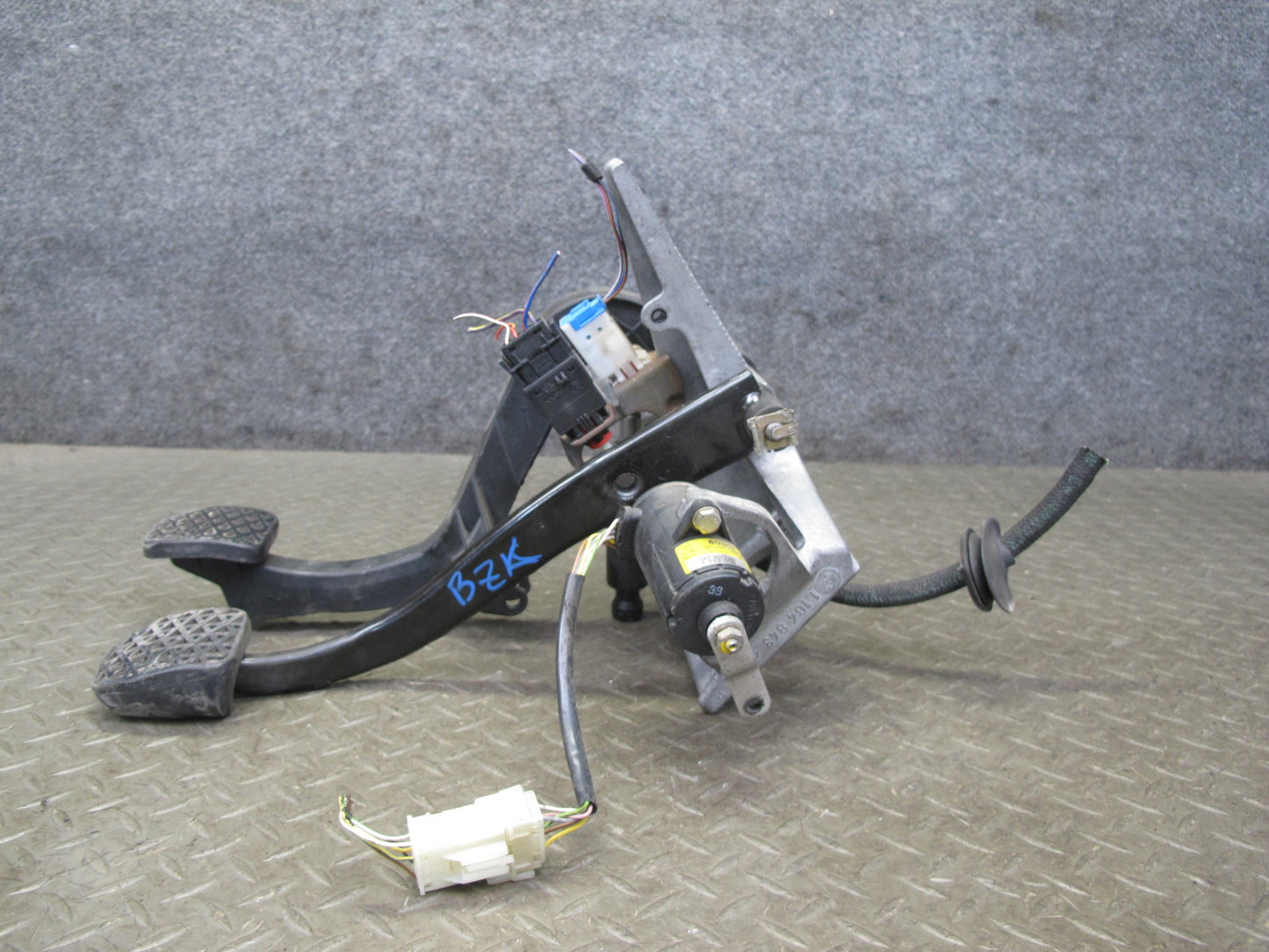 01-02 BMW E36/7 Z3 M54 M/T Gas Brake Clutch Pedal w Sensor & Clutch Cylinder OEM