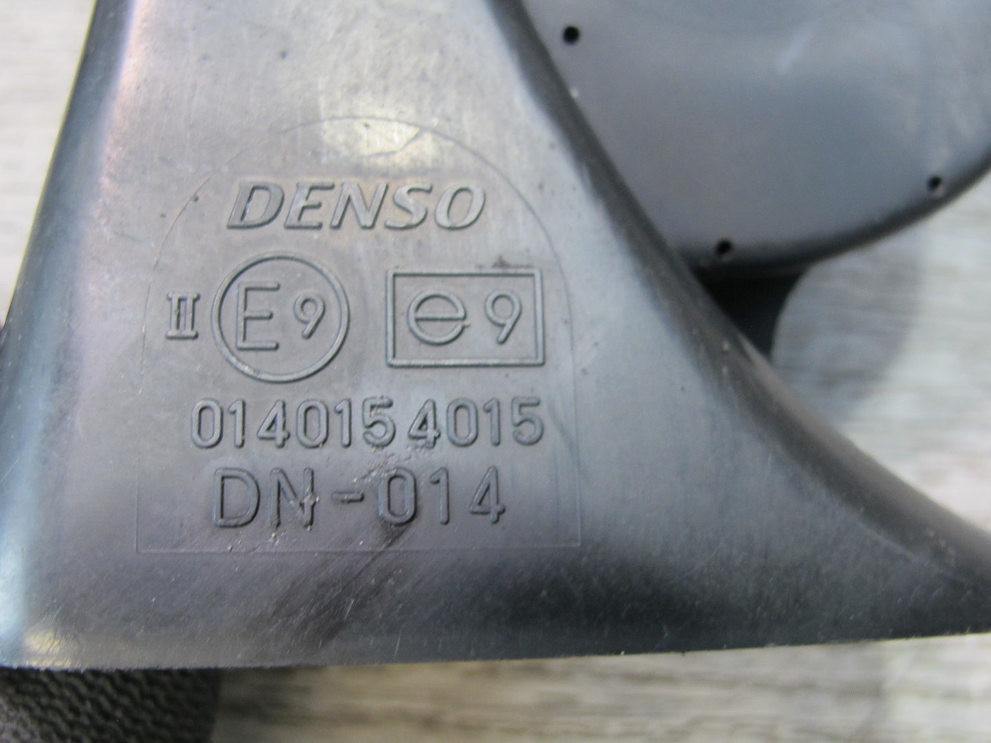 04-06 Lexus UCF30L LS430 Set of 2 High & Low Tone Note Pitch Horn Signal OEM