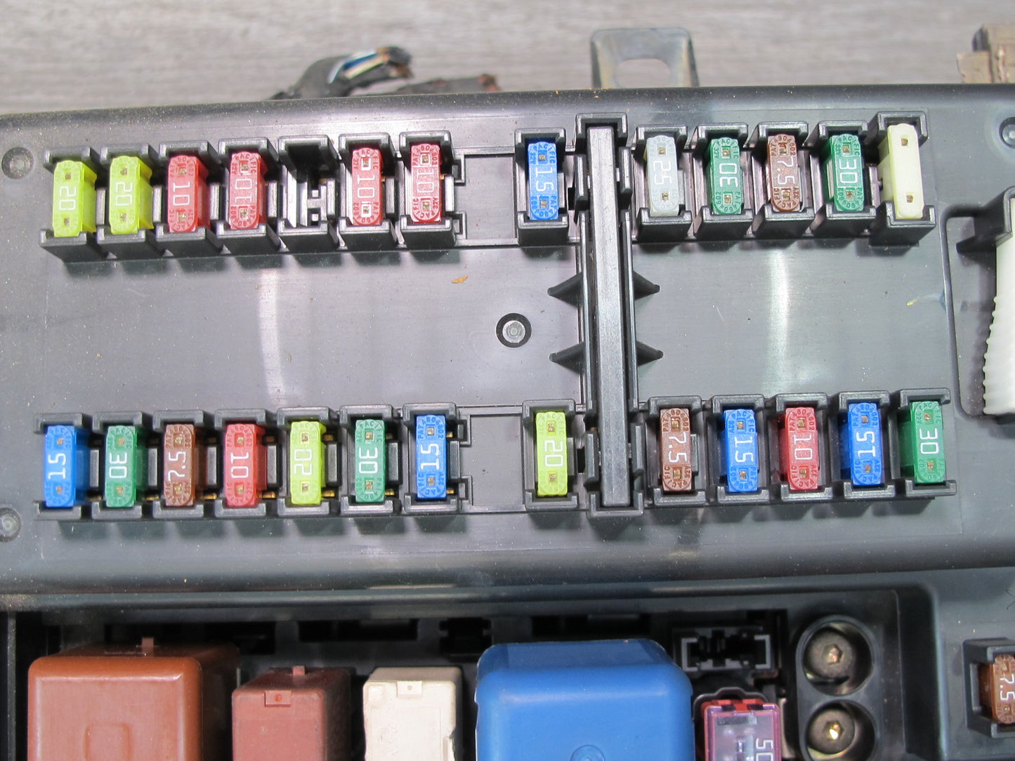 2003-2007 Lexus UZJ100L LX470 Under Hood Power Distribution Fuse Relay Box