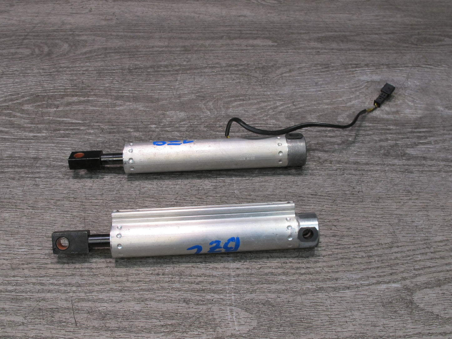 09-16 BMW E89 Z4 Convertible Set of 2 TOP Roof Hydrulic Cylinder Support OEM