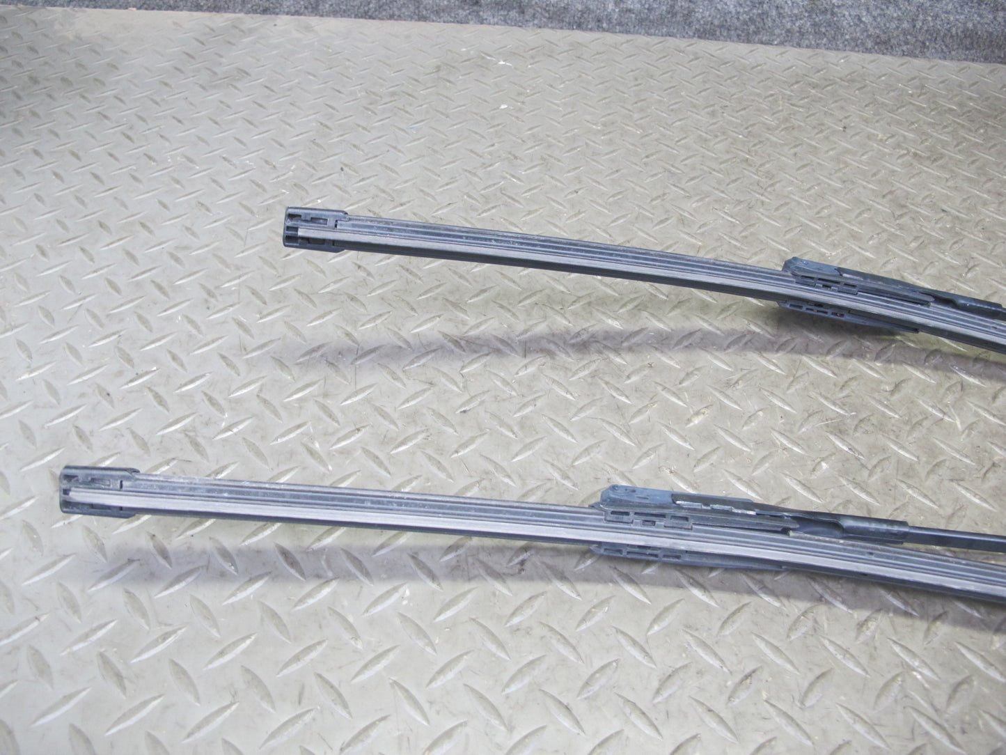 09-16 Audi A4 S4 B8 Set of 2 Front Left & Right Windshield Wiper Arm OEM
