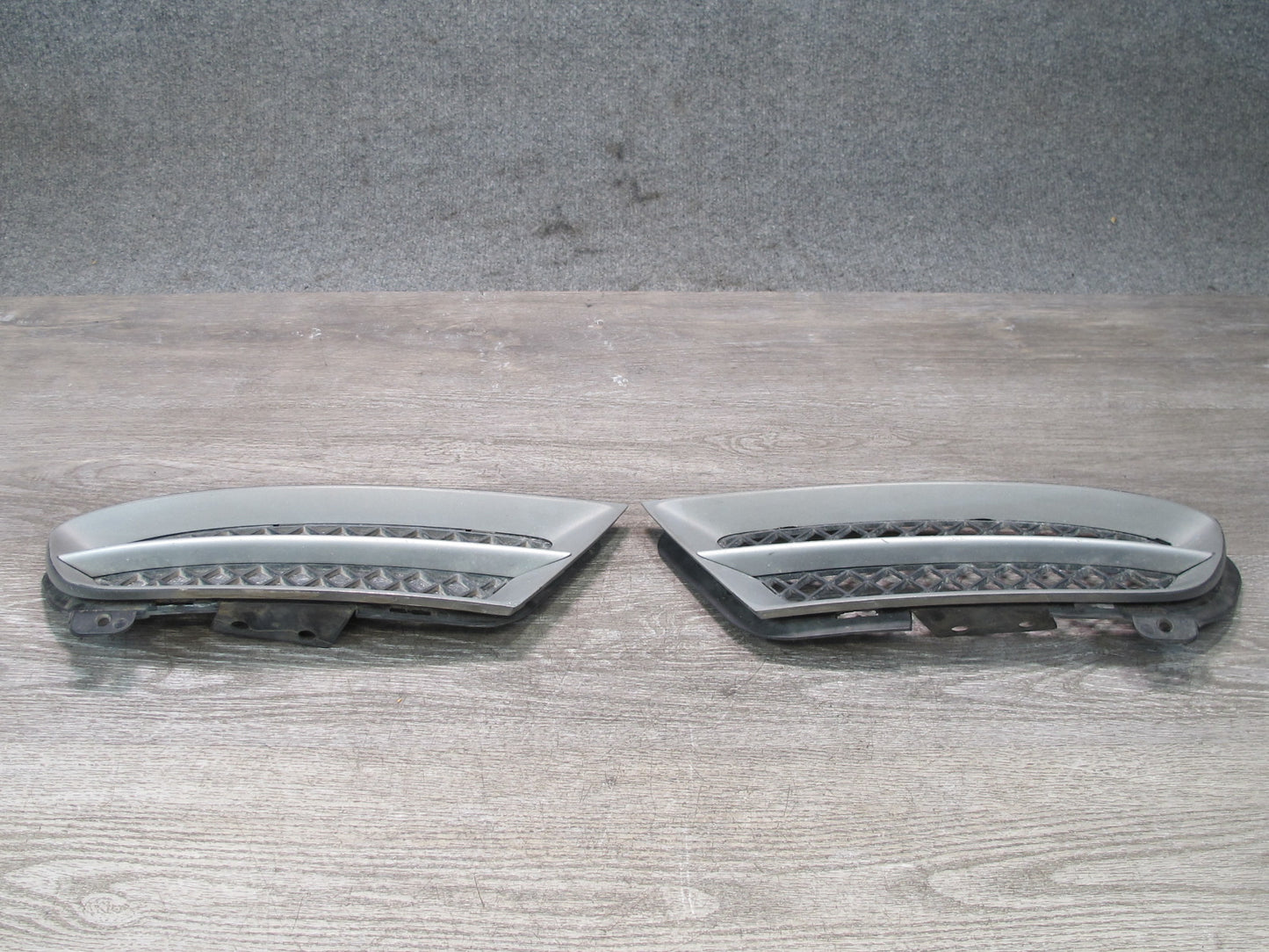 09-16 BMW E89 Z4 Set of 2 Front Bumper Left & Right Closed Grid Grille Trim OEM