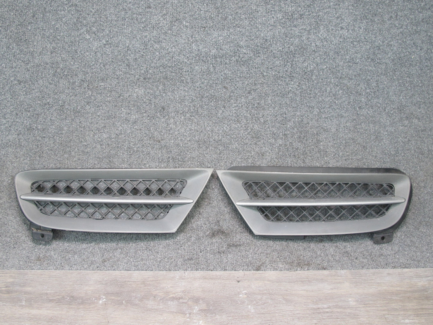 09-16 BMW E89 Z4 Set of 2 Front Bumper Left & Right Closed Grid Grille Trim OEM