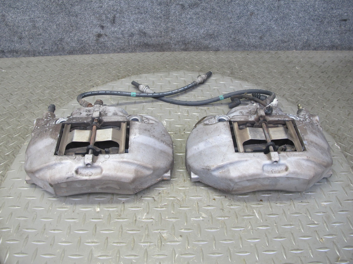 01-06 Lexus UCF30L LS430 Set of 2 Front Left & Right Sumitomo Brake Caliper OEM