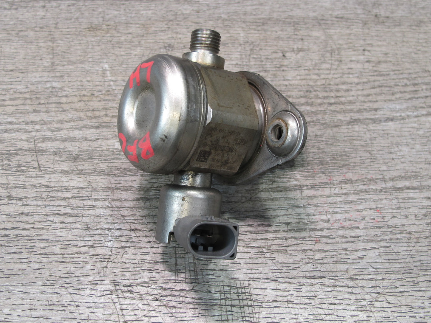 11-13 BMW F07 F10 550i Left or Right Engine High Pressure Fuel Pump 7595339 OEM