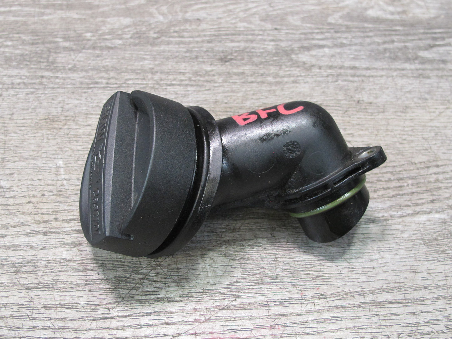 11-16 BMW F01 F02 F07 F12 F10 550i N63 Engine Oil Filler Neck w Cap 7507224 OEM