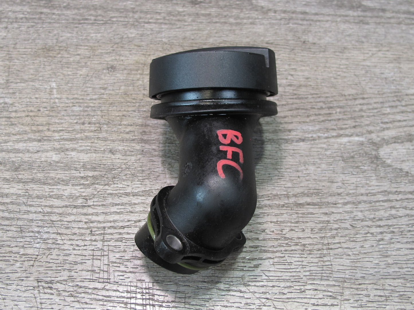 11-16 BMW F01 F02 F07 F12 F10 550i N63 Engine Oil Filler Neck w Cap 7507224 OEM