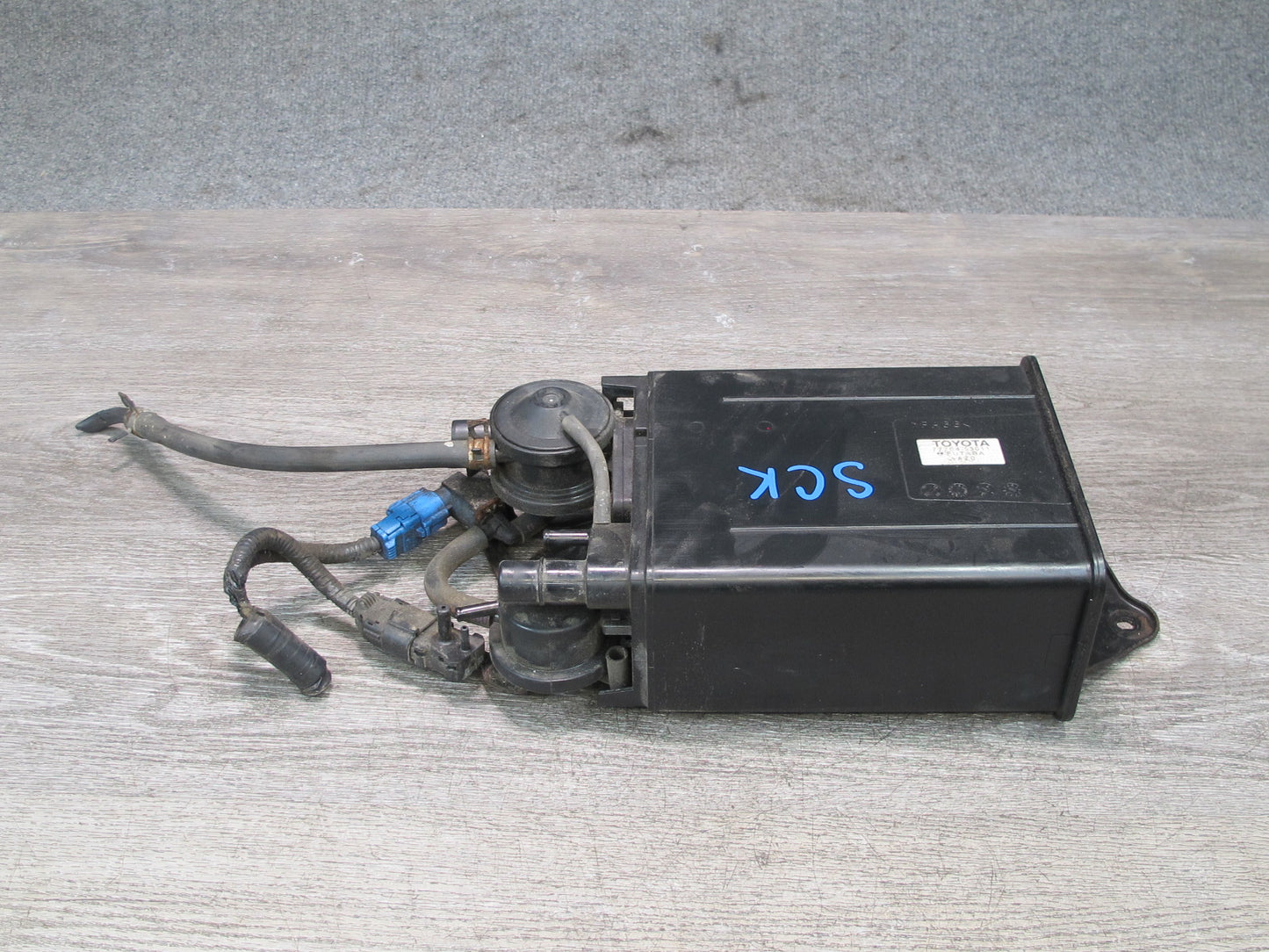 02-05 Lexus Z40 SC430 Fuel Evap Vapor Charcoal Canister w Sensor 77704-53011 OEM