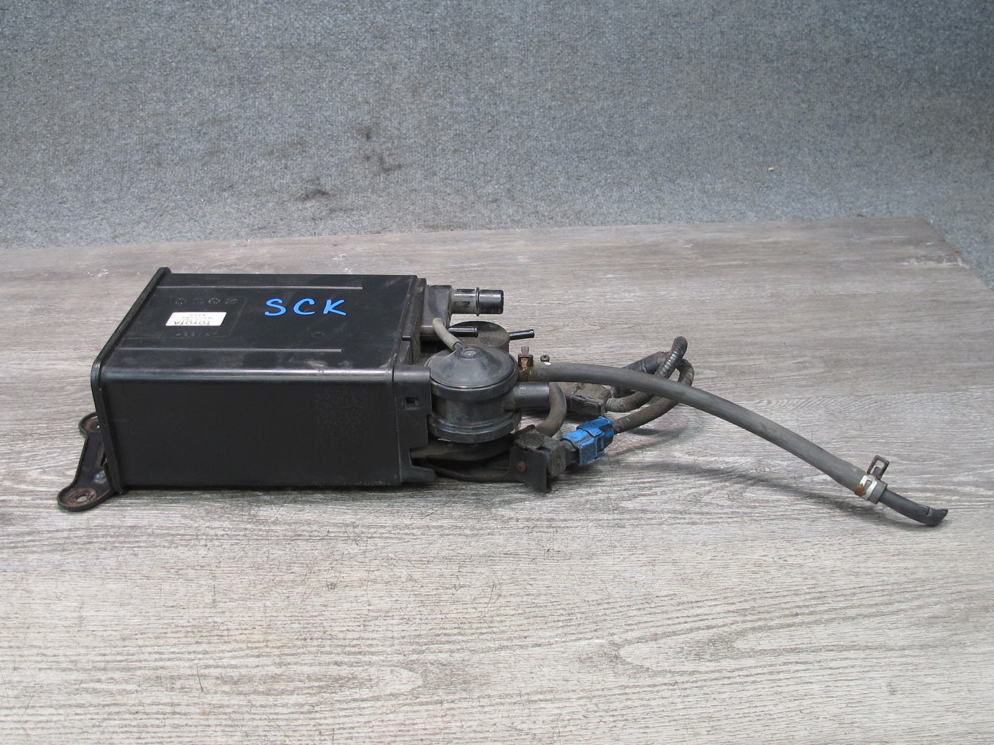 02-05 Lexus Z40 SC430 Fuel Evap Vapor Charcoal Canister w Sensor 77704-53011 OEM