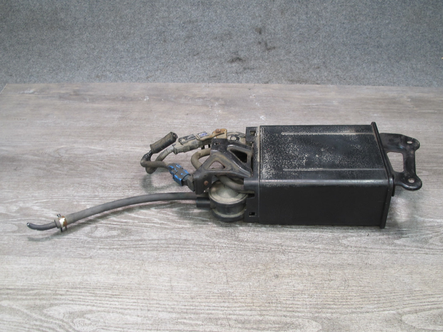 02-05 Lexus Z40 SC430 Fuel Evap Vapor Charcoal Canister w Sensor 77704-53011 OEM