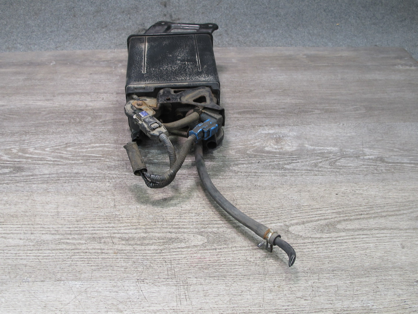 02-05 Lexus Z40 SC430 Fuel Evap Vapor Charcoal Canister w Sensor 77704-53011 OEM