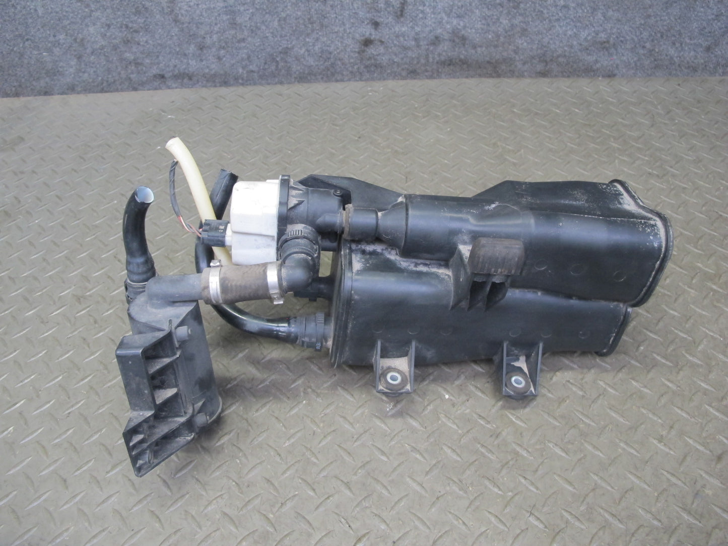 09-16 BMW E89 Z4 Fuel Evap Vapor Charcoal Canister 6765741 OEM