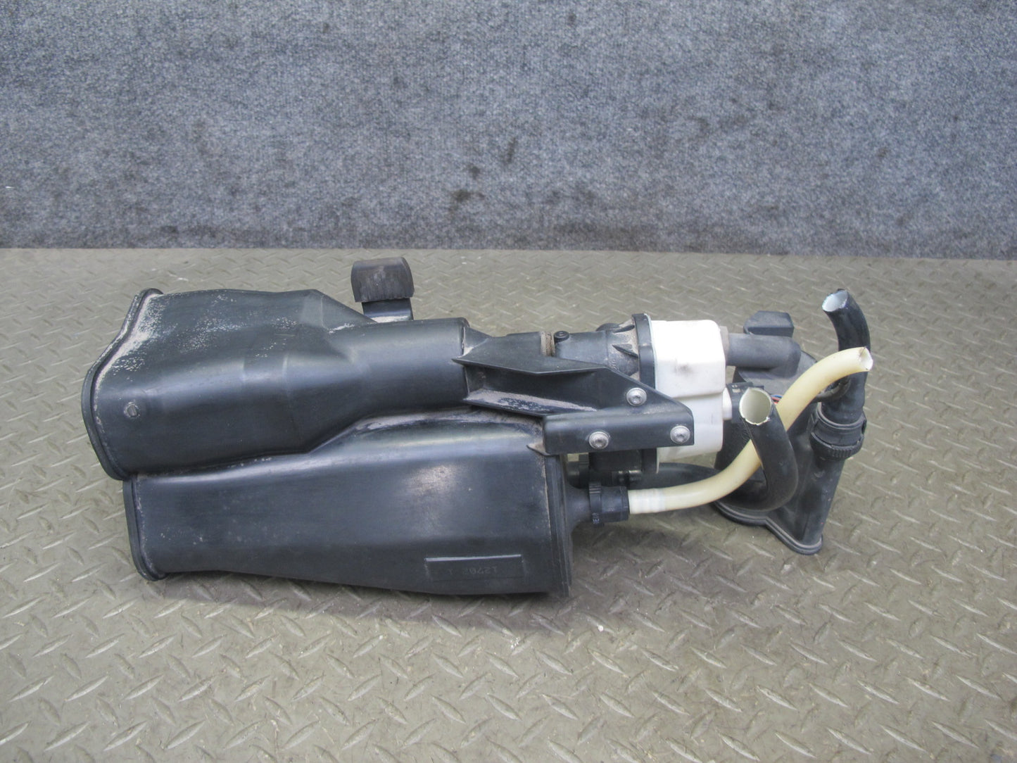 09-16 BMW E89 Z4 Fuel Evap Vapor Charcoal Canister 6765741 OEM