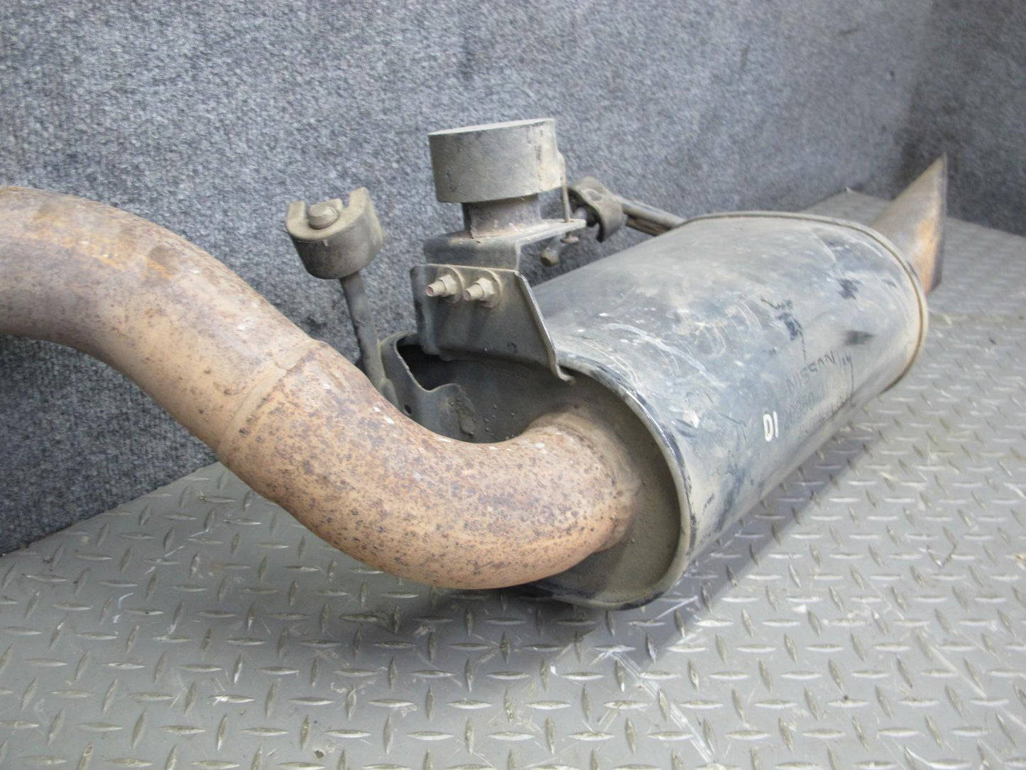 2011-2017 Infiniti QX56 QX80 5.6L Engine Exhaust System Rear Muffler Pipe