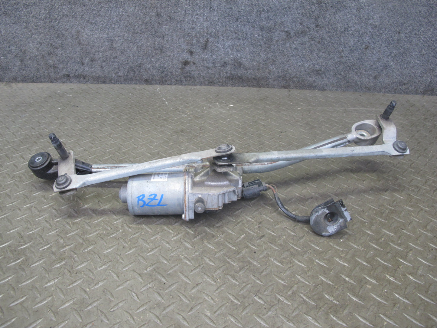 09-16 BMW E89 Z4 Windshield Wiper Transmission Linkage w Motor OEM