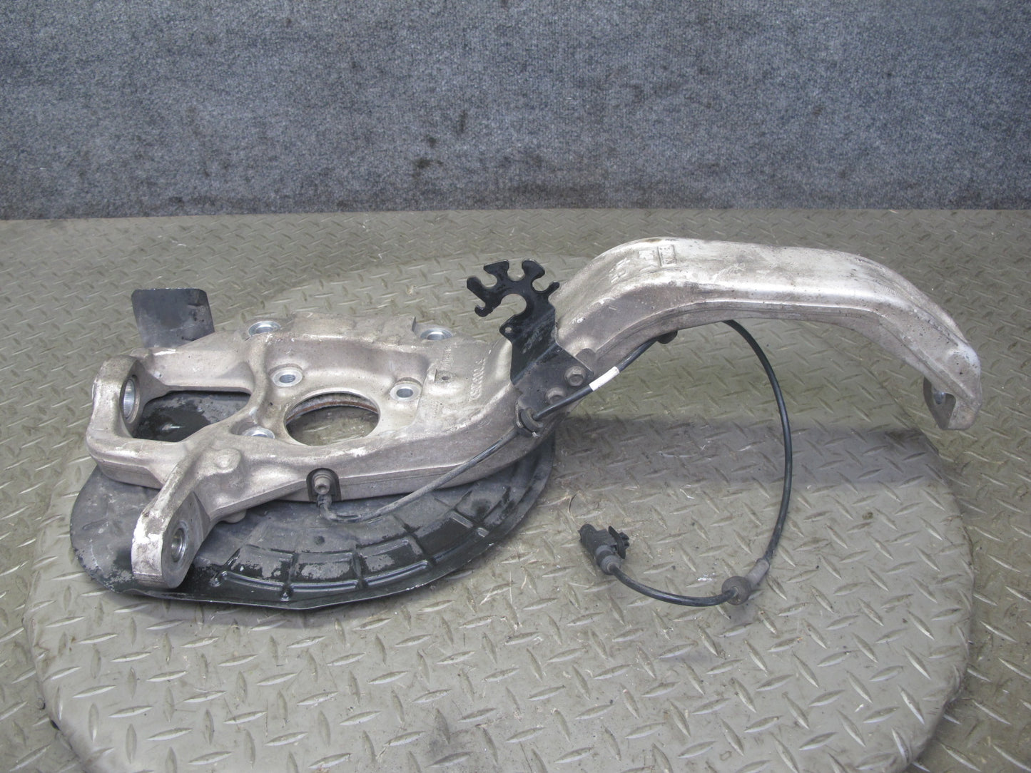 2017-2020 Maserati Levante M161 AWD Front Right Passenger Side Spindle Knuckle